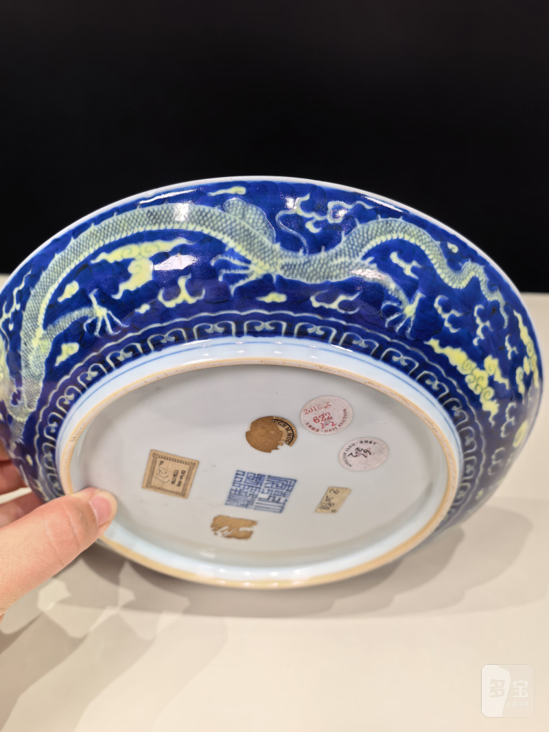 清乾隆 青花地黄彩云龙纹盘一对 - 图23
